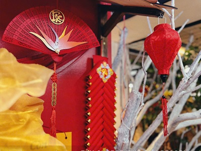 Vòng treo cửa Tết Quạt đỏ hoa Thiên Điểu [Đa dạng chữ - Quạt gỗ] QUAT-08